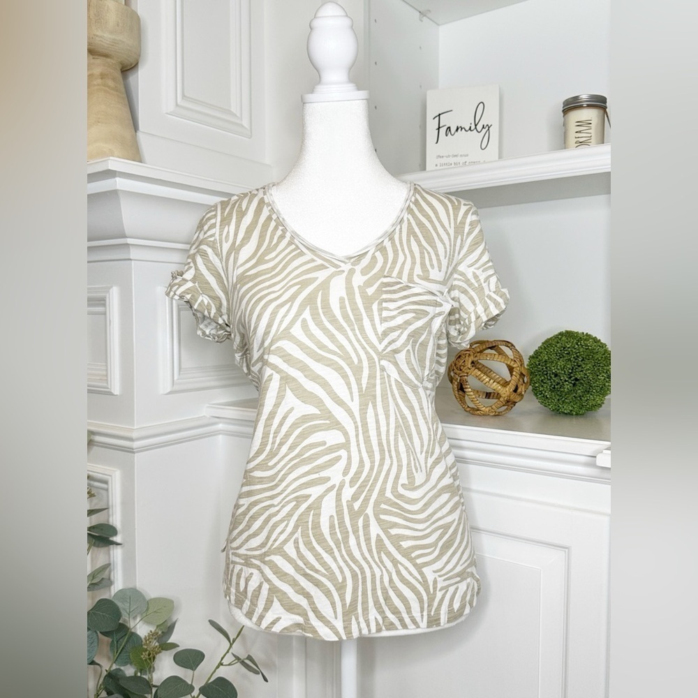 Anthropologie t.la White and Khaki Zebra Print V-Neck Short Sleeve Tee Size XS